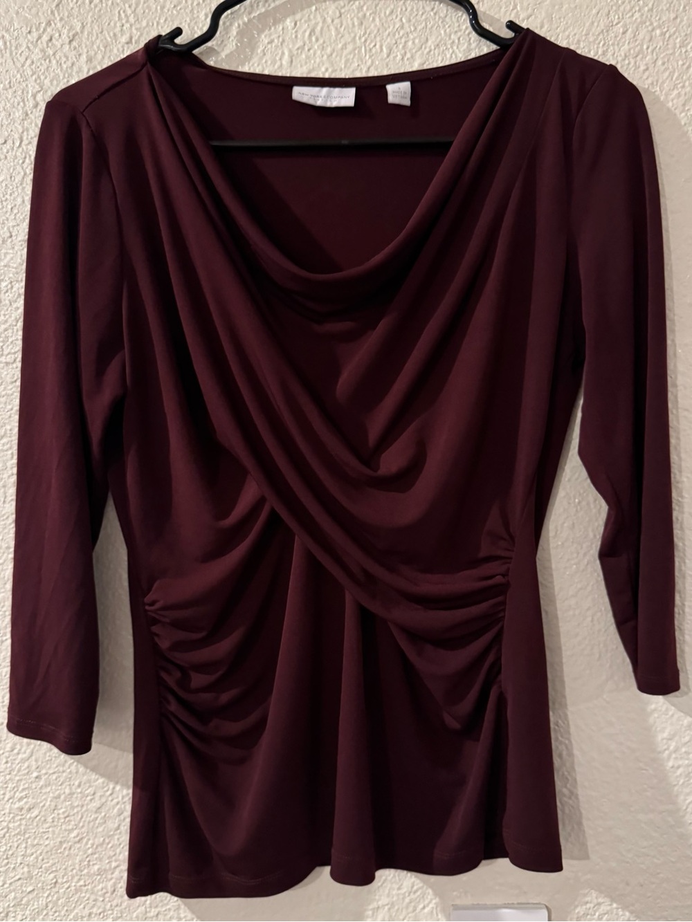 Women’s Draped Quarter Sleeve Sleeve Top in Burgundy